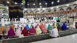 Huzoor-e-'Aali (tus) offering Nisf il Layl opposite to Rukn e Yamaani and Mustajaar